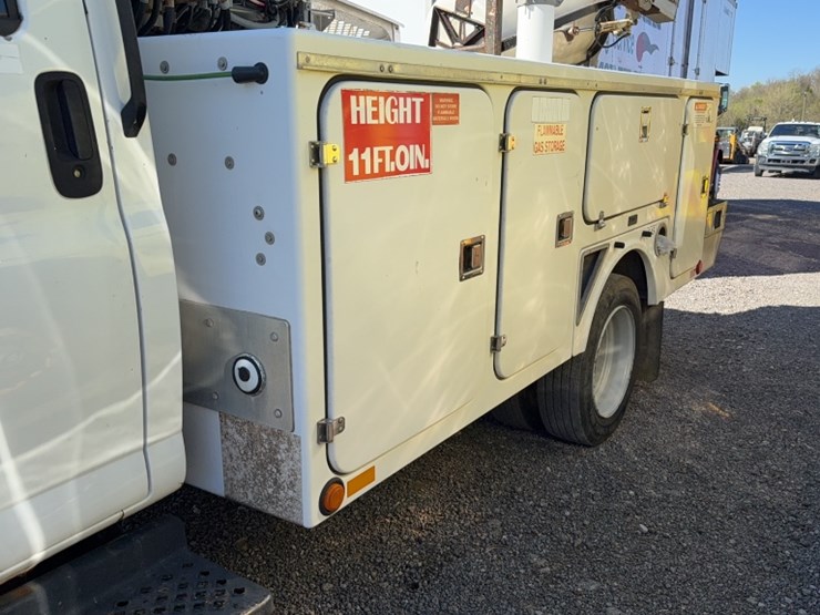 2004-gmc-5500-image-15