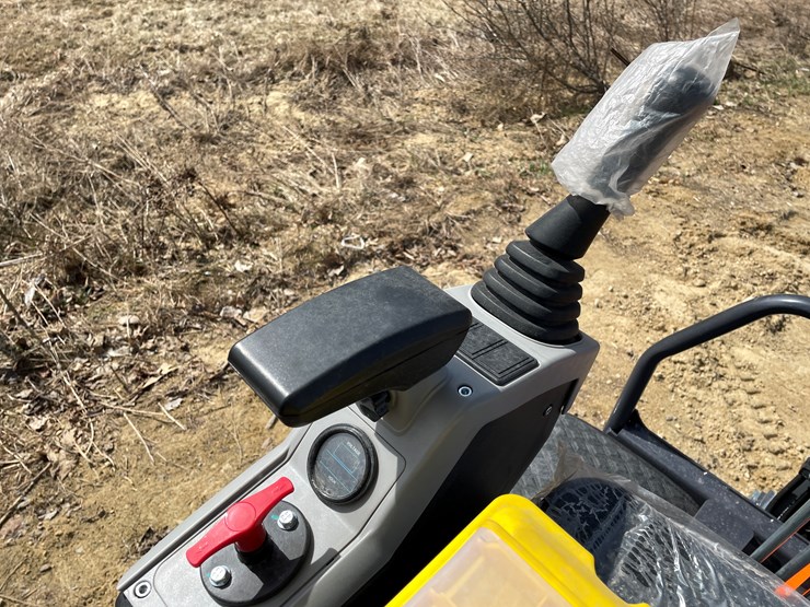 #902-•-new-land-hero-rt15r-mini-excavator-image-14