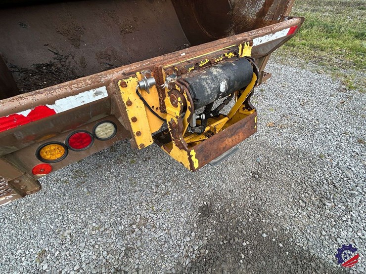 2013-ud-ud3300-s/a-garbage-truck-image-52