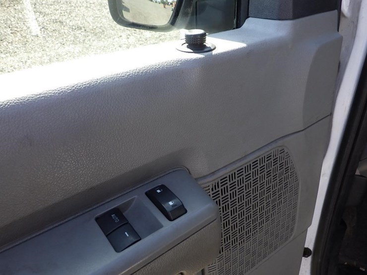 2013-ford-cargo-image-23