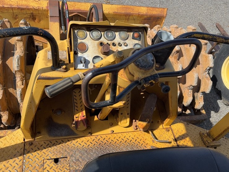 caterpillar-815-image-16