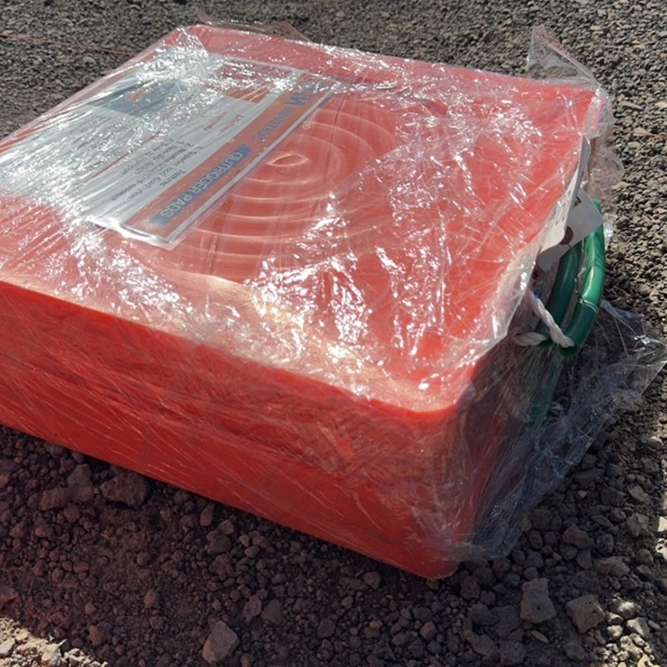 #1073 • QTY (4) 18" X 18" CRANE PADS