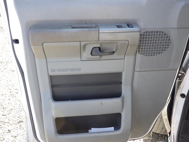 2013-ford-cargo-image-22