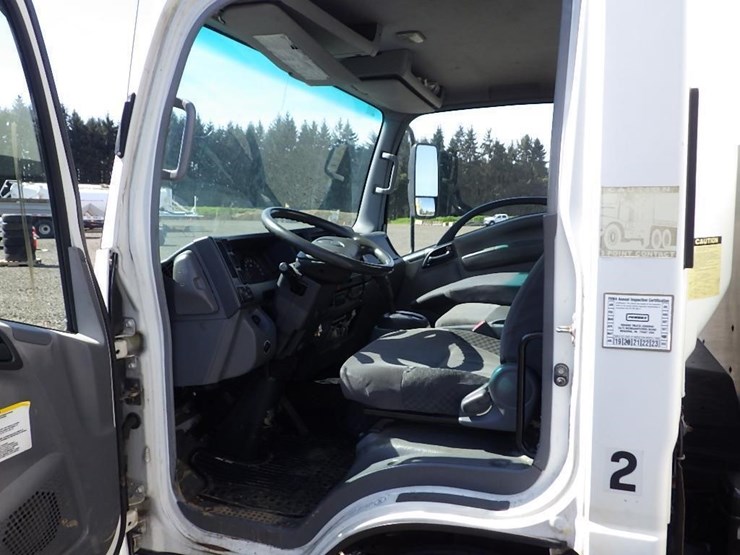 2010-isuzu-npr-image-17