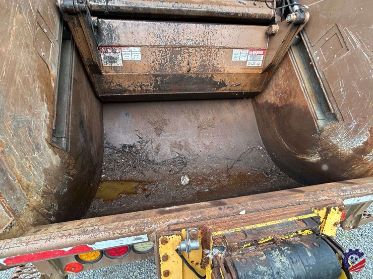 2013-ud-ud3300-s/a-garbage-truck-image-53