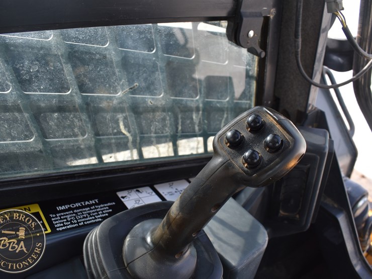 2021-deere-333g-image-40