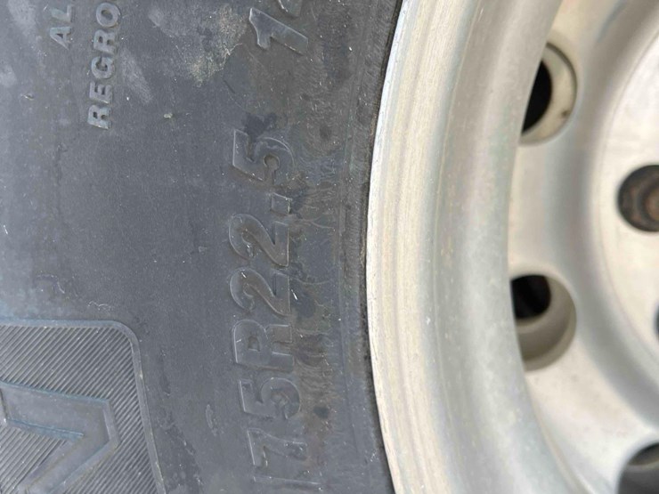 2008-peterbilt-384-image-10