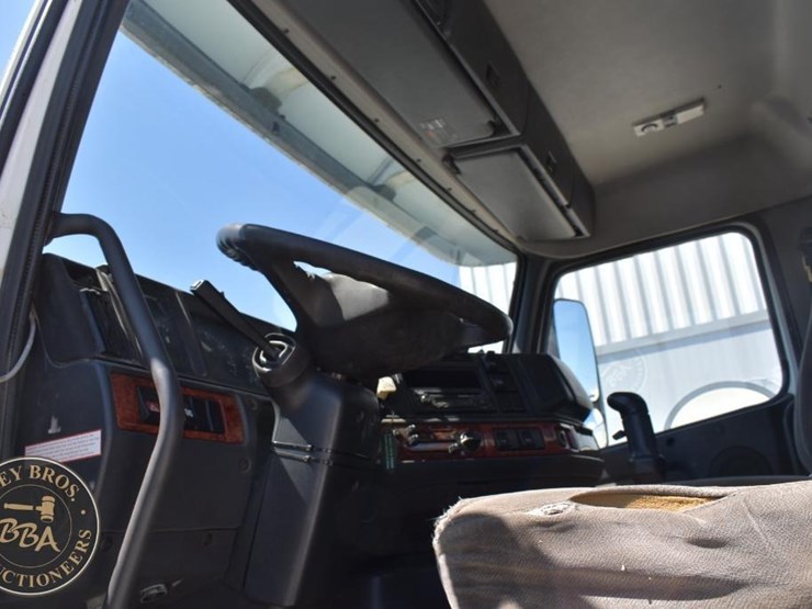 1999-volvo-vnl64t300-image-45