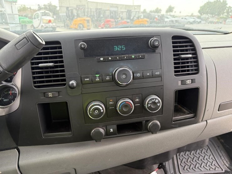 2011-chevrolet-2500-image-14