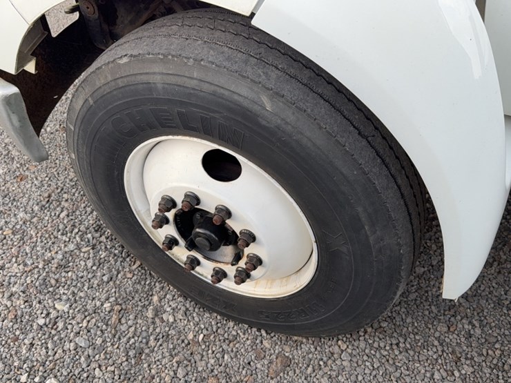 2006-ford-750-image-14