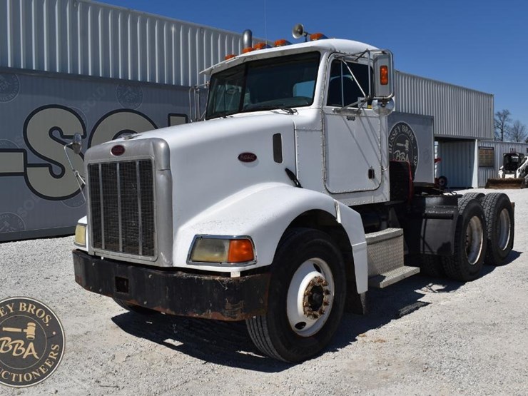 2002-peterbilt-385-image-1