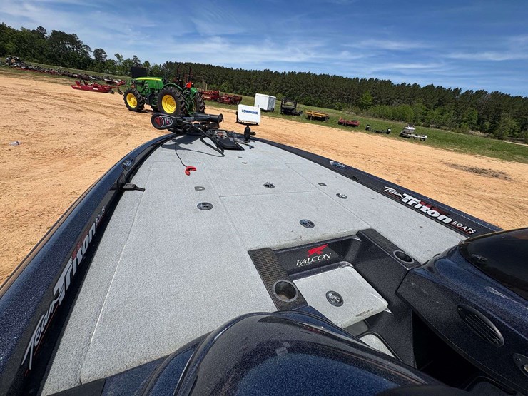 2005-triton-tr-196-w/-tandem-axle-boat-trailer-image-7