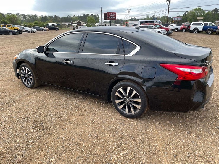 2017-nissan-altima-4-door-sedan-(213,376-miles)-image-2