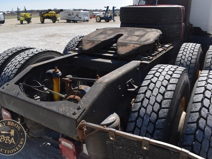 2002-peterbilt-385-image-25