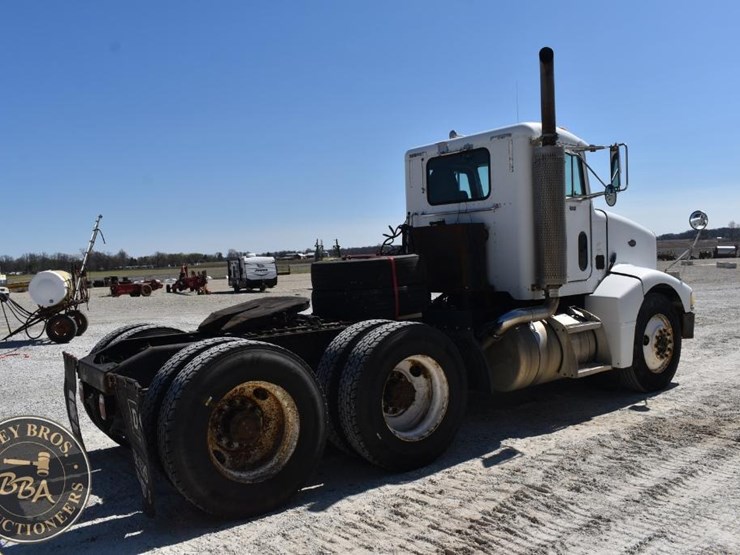 2002-peterbilt-385-image-12