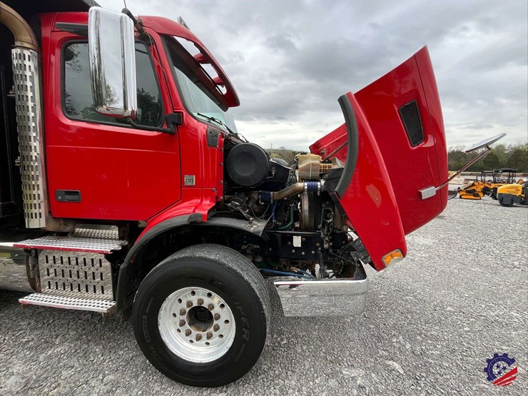 2011-volvo-truck-vhd-tri-axle-dump-truck-image-52