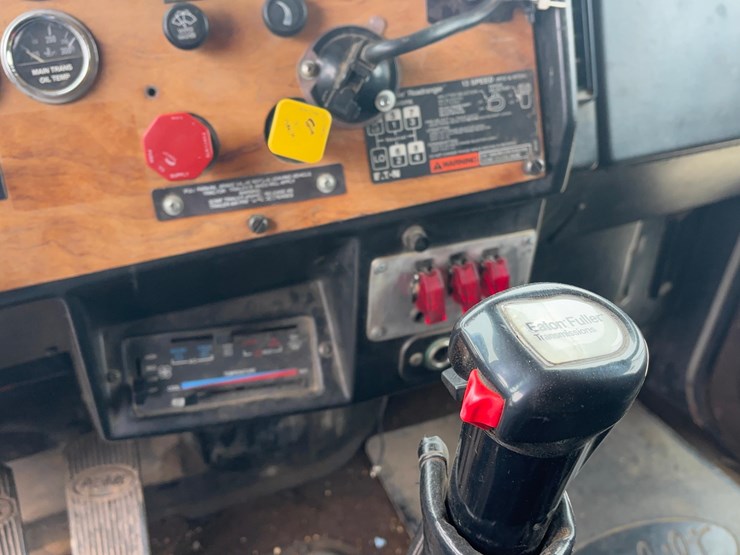 1991-peterbilt-379-sleeper-image-10