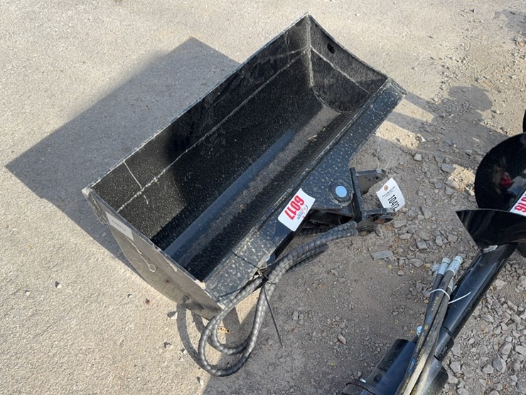 #6017-•-32"-mini-excavator-hyd-tilt-bucket-image-4