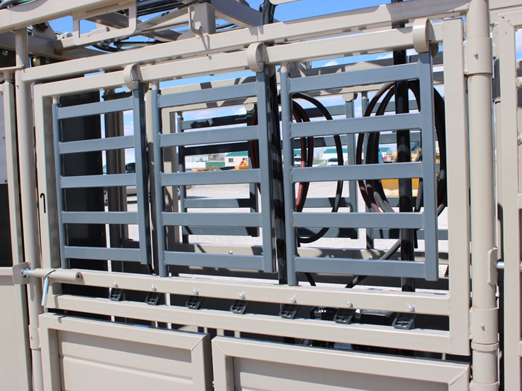 #1085-•-new-circle-t-portable-hydraulic-squeeze-chute-image-15