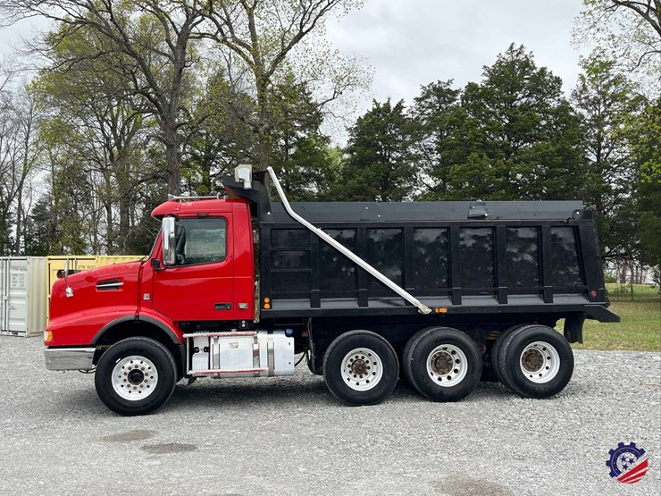 2011-volvo-truck-vhd-tri-axle-dump-truck-image-2