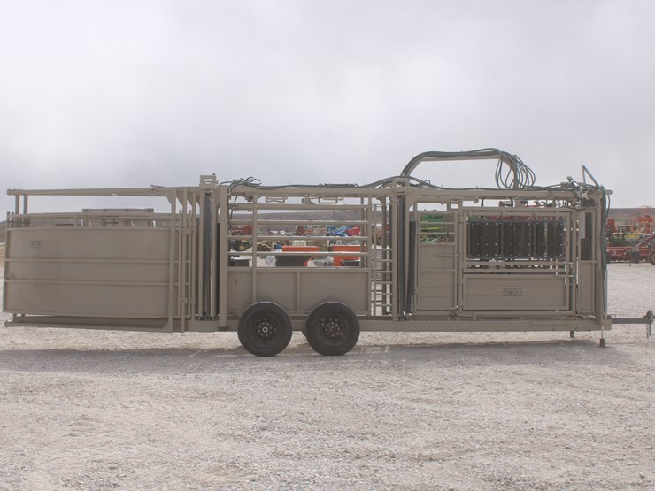 #1083-•-new-circle-t-portable-complete-cattle-processing-system-image-7