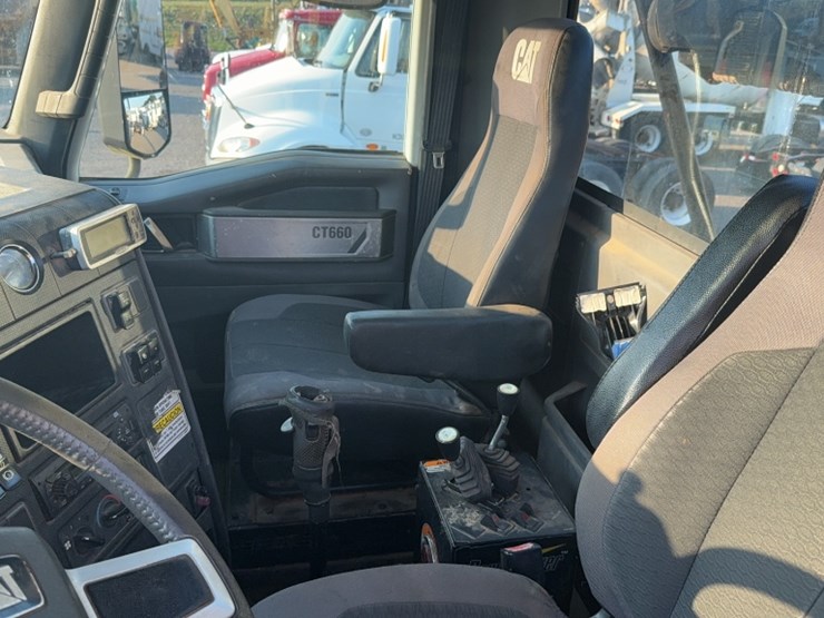 2013-caterpillar-ct660-image-15