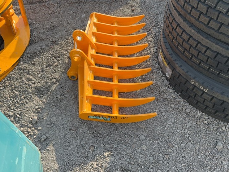 caterpillar-303-image-2