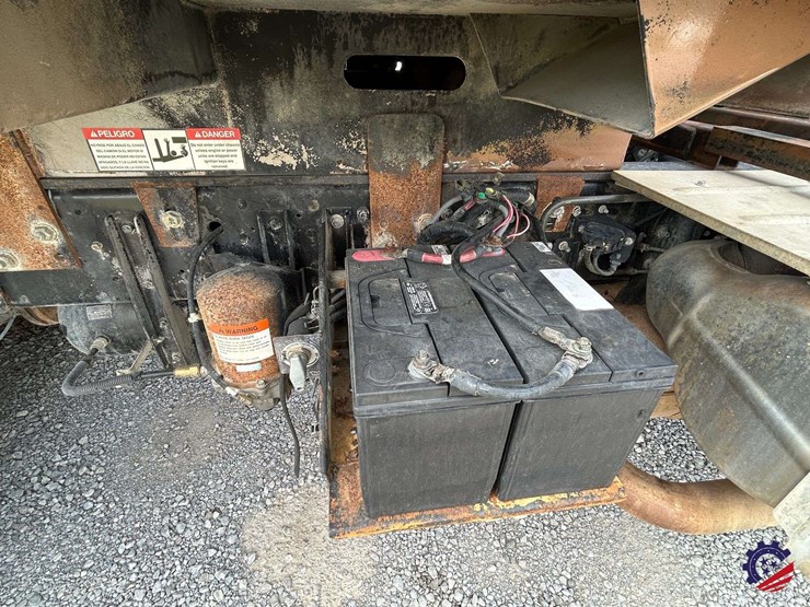 2013-ud-ud3300-s/a-garbage-truck-image-63