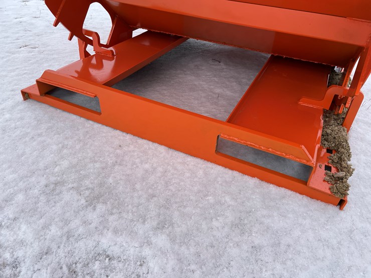 #2000-•-2-yard-self-dumping-hopper-image-9