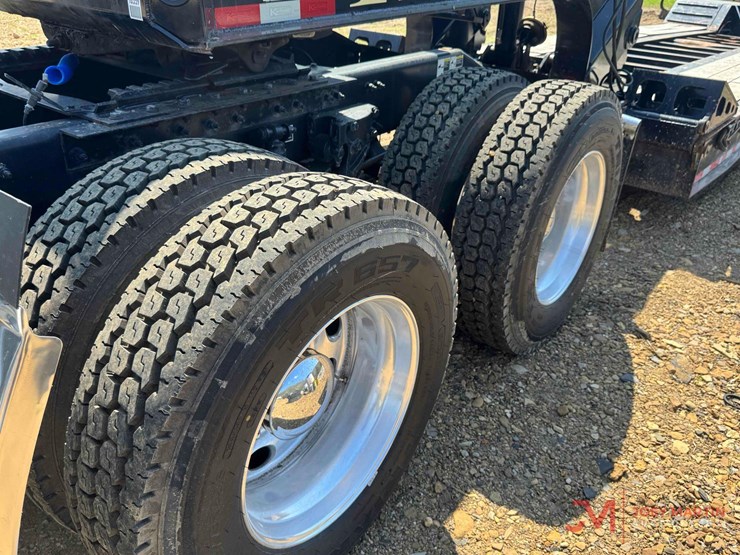 2015-peterbilt-389-image-15