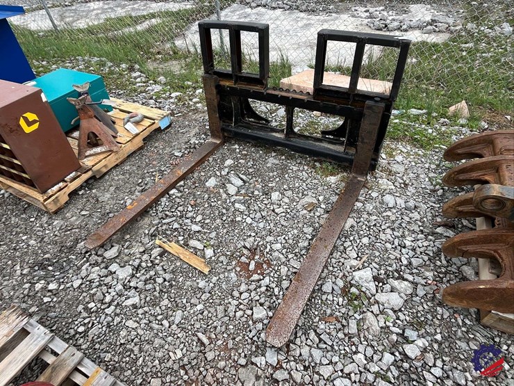 48”-adjustable-forks-attachment-image-1