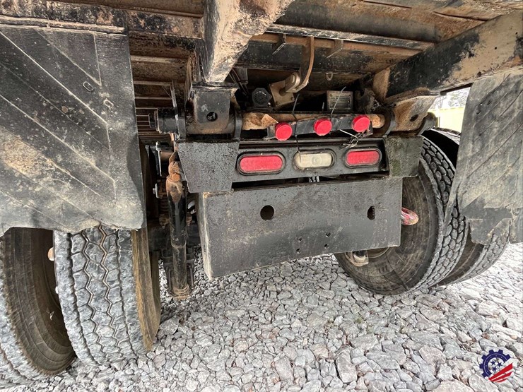 2011-volvo-truck-vhd-tri-axle-dump-truck-image-39