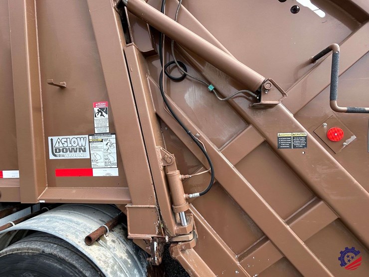 2013-ud-ud3300-s/a-garbage-truck-image-47