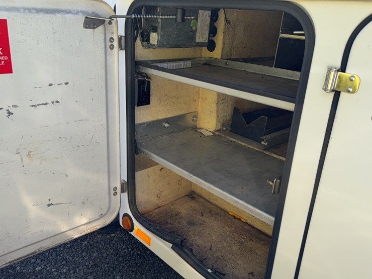 2004-gmc-5500-image-18