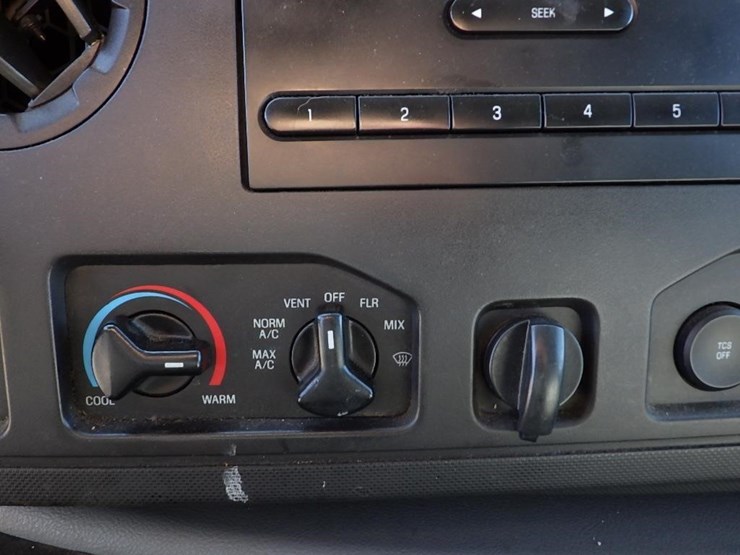 2013-ford-cargo-image-32