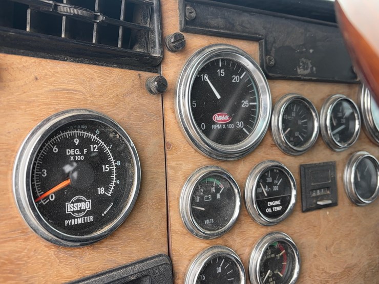 1991-peterbilt-379-sleeper-image-13