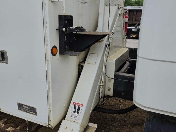 2001-freightliner-fl70-image-12