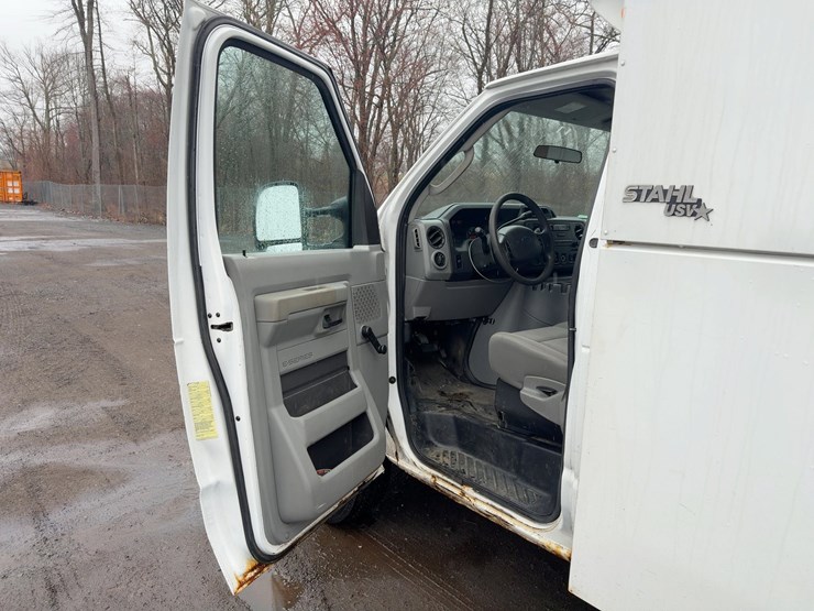 2011-ford-e350-image-16