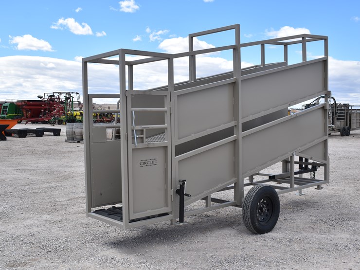 #1084-•-new-circle-t-portable-loading-chute-with-catwalk-image-6