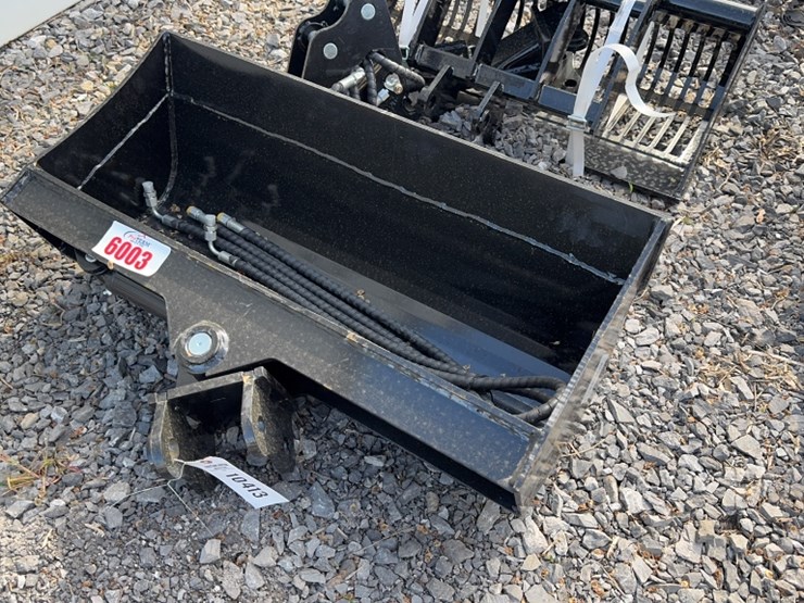 #6003-•-32"-mini-excavator-hyd-tilt-bucket-image-1
