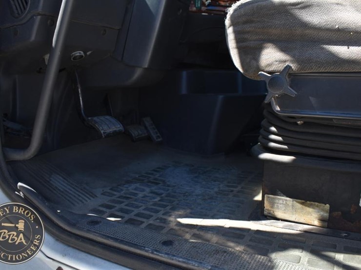 1999-volvo-vnl64t300-image-46