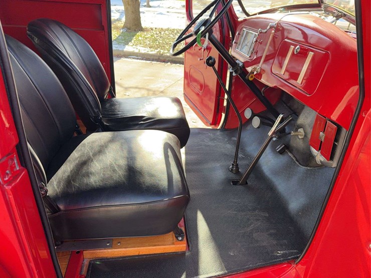 1937-international-d2-panel-truck-image-22