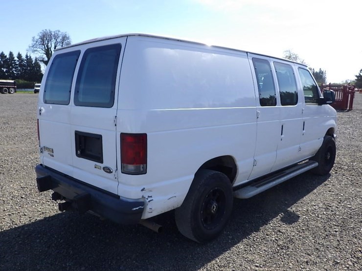 2013-ford-cargo-image-5