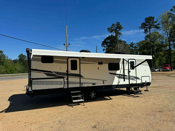 2021-radiance-28bh-bumper-pull-camper---bunks-image-10