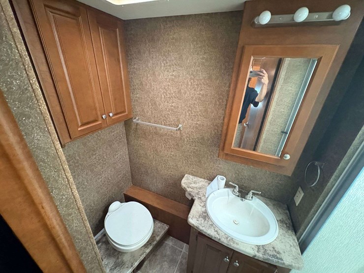 2014-ford-f-53-motorhome-image-25