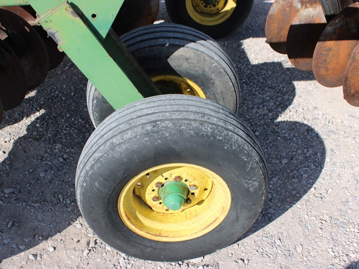 john-deere-235-image-17