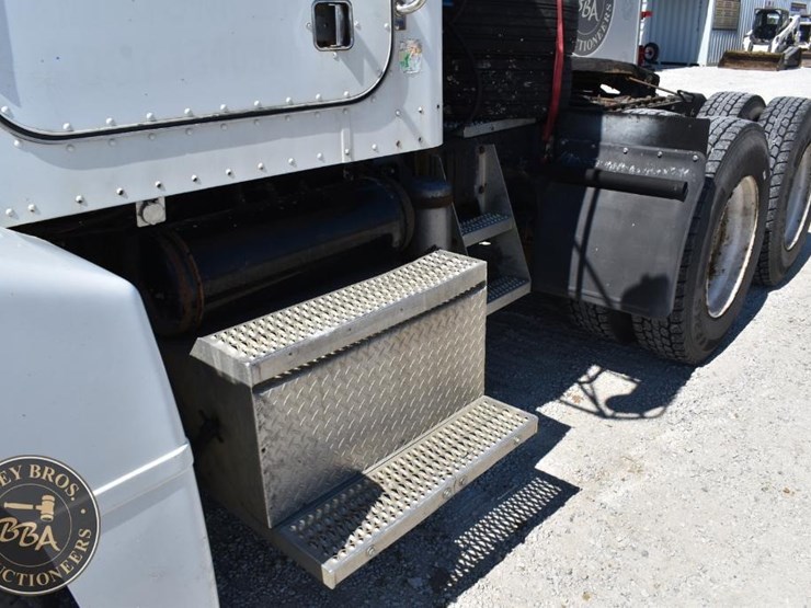 2002-peterbilt-385-image-18