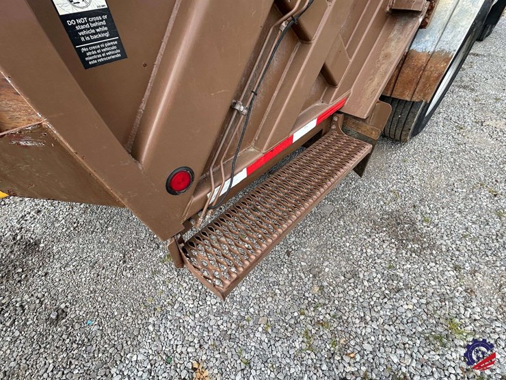 2013-ud-ud3300-s/a-garbage-truck-image-56