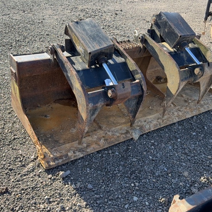 #2092 • CAT 72" SKID STEER 2 CYLINDER GRAPPLE BUCKET