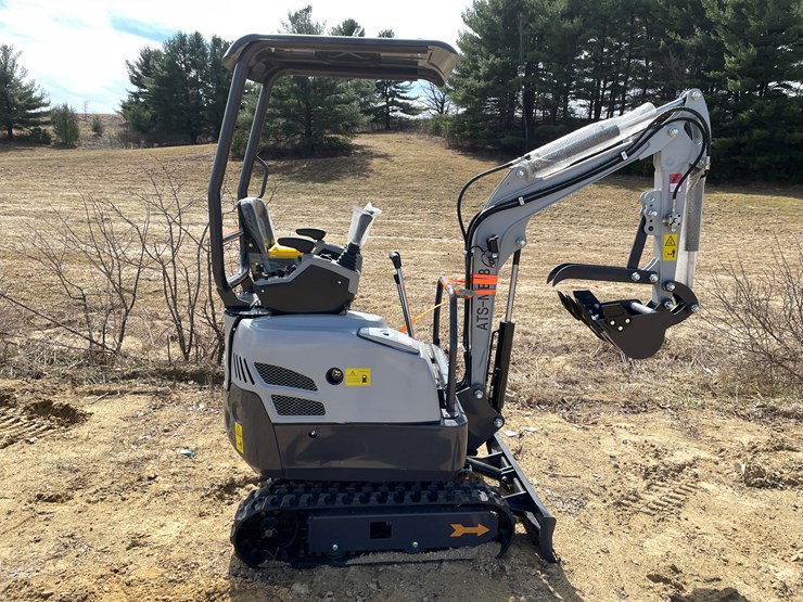 #902-•-new-land-hero-rt15r-mini-excavator-image-4